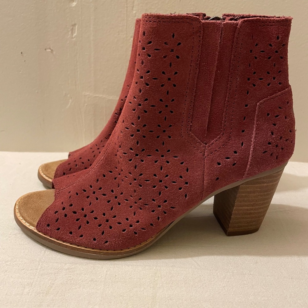 TOMS Women's 6.5 Suede Peep Toe Ankle Booties Laser‎ Cut Heel Boot Red Wine - Picture 3 of 8